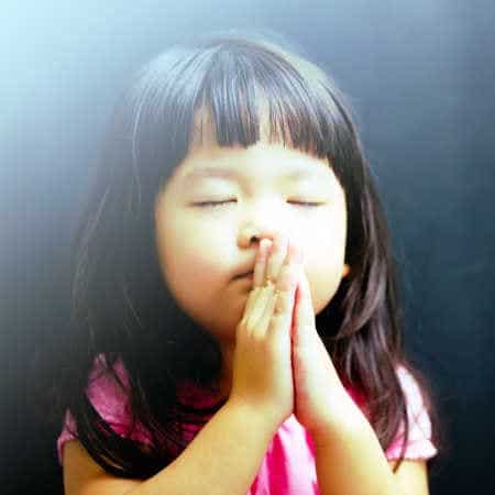 Kleines Mädchen spricht Engel Gebete