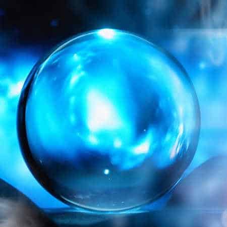 In die Zukunft sehen Kristallkugel in blau
