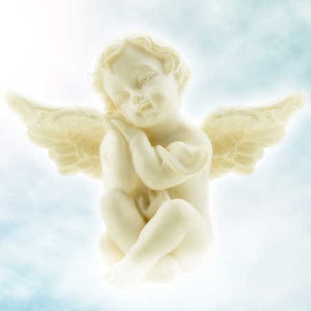 Engelbotschaft - ein Engel sitzt im Himmel und betet