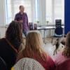 Udo Golfmann bei enem großen Heilerseminar mit vielen Menschen