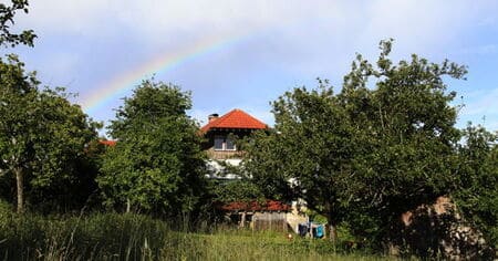 Seminarhaus Remetschwiel im Schwarzwald mit Regenbogen – Ort des Engel-Retreats 2027
