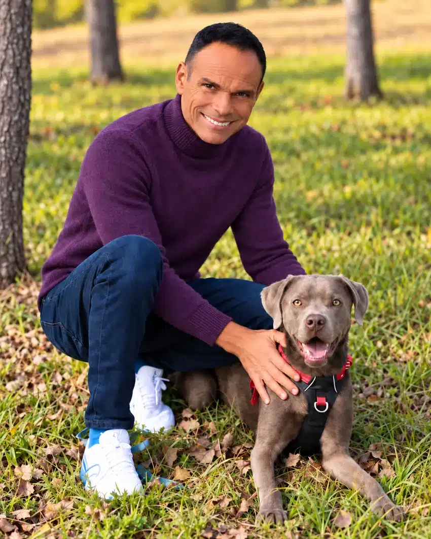 Udo Golfmann im violetten Pullover mit seinem Hund in der Natur